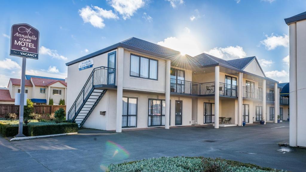 een gebouw met een bord ervoor bij Annabelle Court Motel in Christchurch