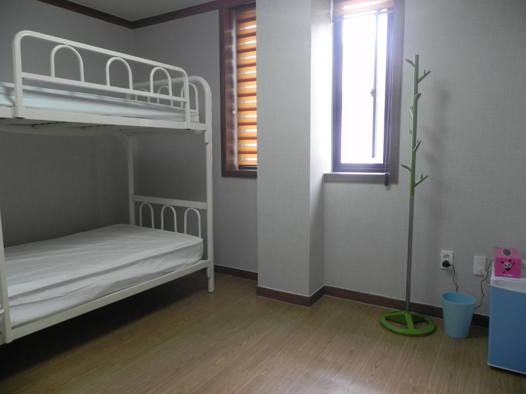 Postel nebo postele na pokoji v ubytování Jeonju International Hostel
