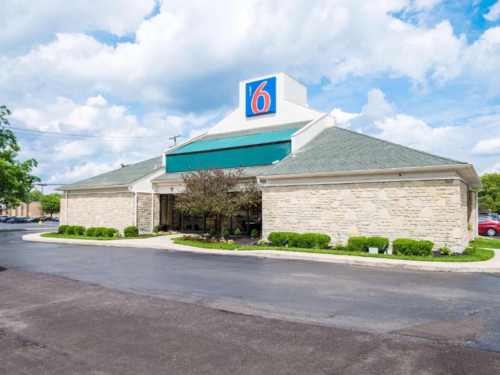 un edificio con un cartel encima en Motel 6-Columbus, OH - OSU, en Columbus