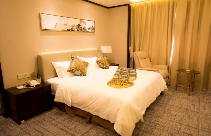 Postel nebo postele na pokoji v ubytování Days Inn Hotel Wuhu Anqi