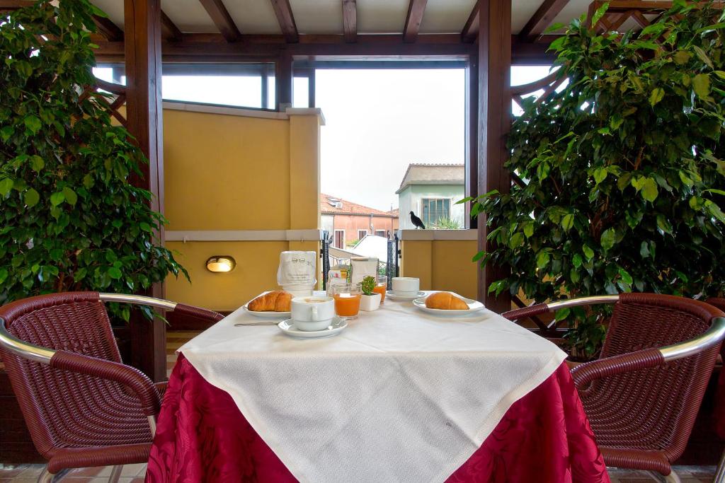 A restaurant or other place to eat at Hotel Conterie