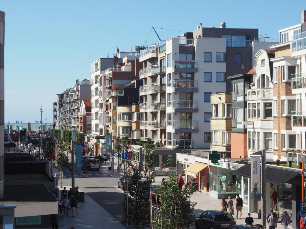 eine Stadtstraße mit hohen Gebäuden im Hintergrund in der Unterkunft Appartement "FD" in Koksijde