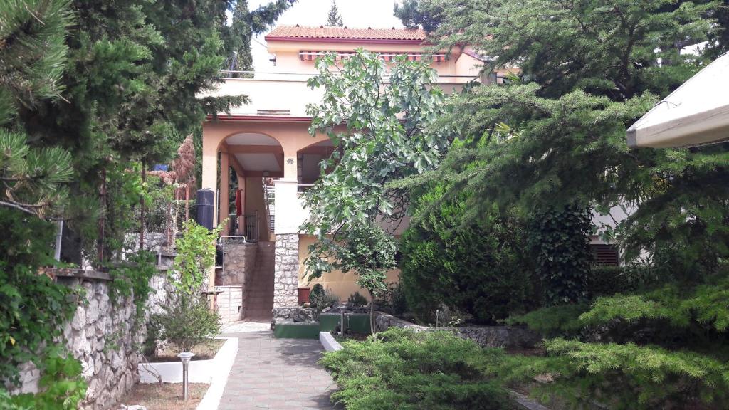 a house with a walkway in front of it at Apartment Sara in Selce