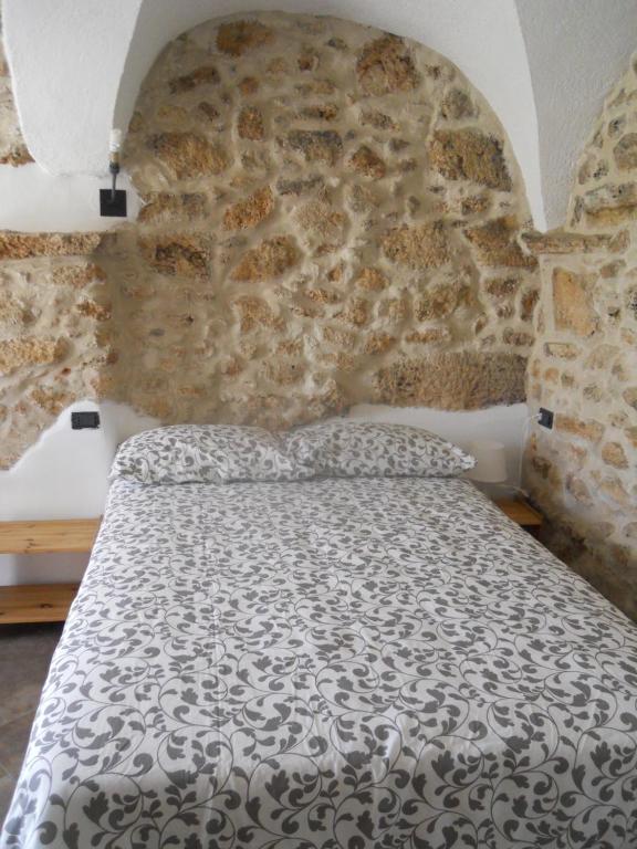 オルコ・フェリーノにあるAgriturismo Ca' Magliの石造りの壁のドミトリールーム(ベッド1台)