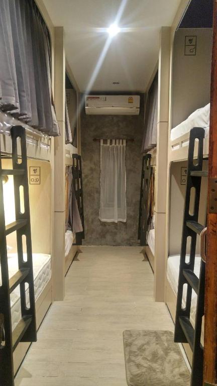 Voodi või voodid majutusasutuse Rowhou8e Hostel Hua Hin 106 toas