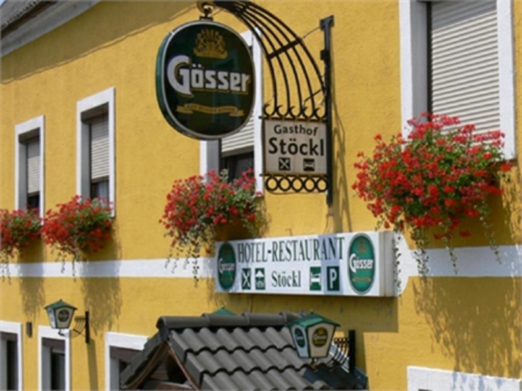 een groep borden aan de zijkant van een gebouw bij Hotel Restaurant Stöckl in Deutsch Altenburg