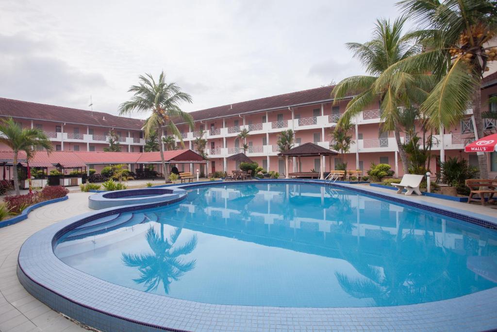 a large swimming pool in front of a hotel at Hotel Seri Malaysia Mersing in Mersing