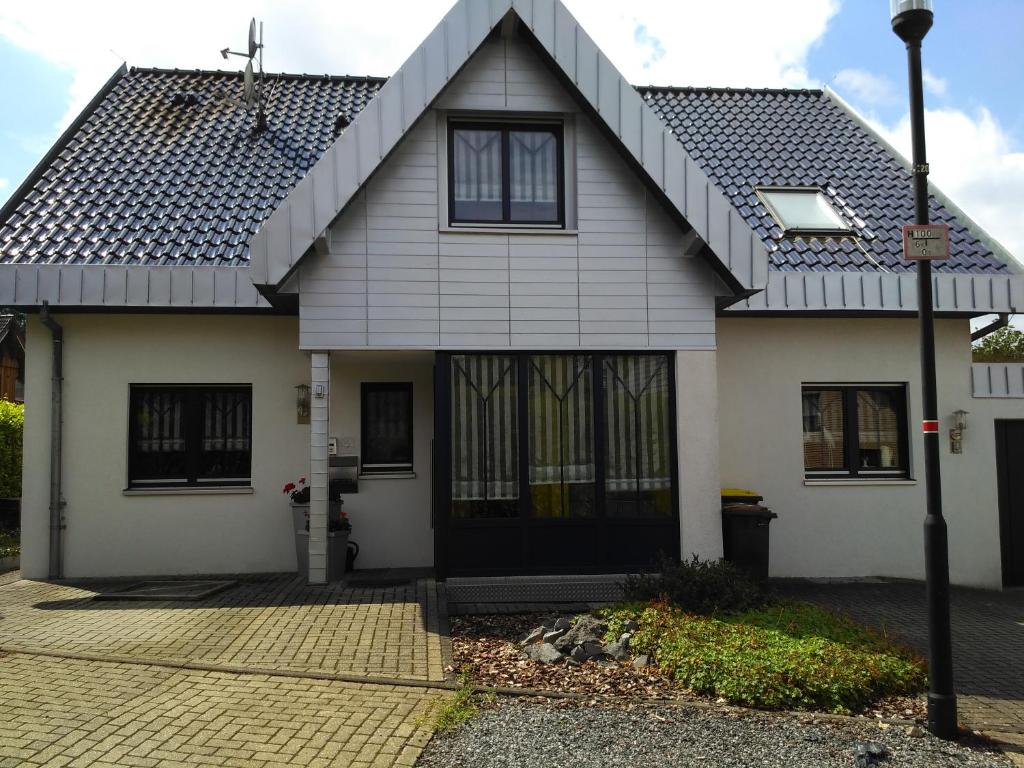 ガイレンキルヒェンにあるFerienwohnung Elina-Sophiaの灰色の屋根の白い家