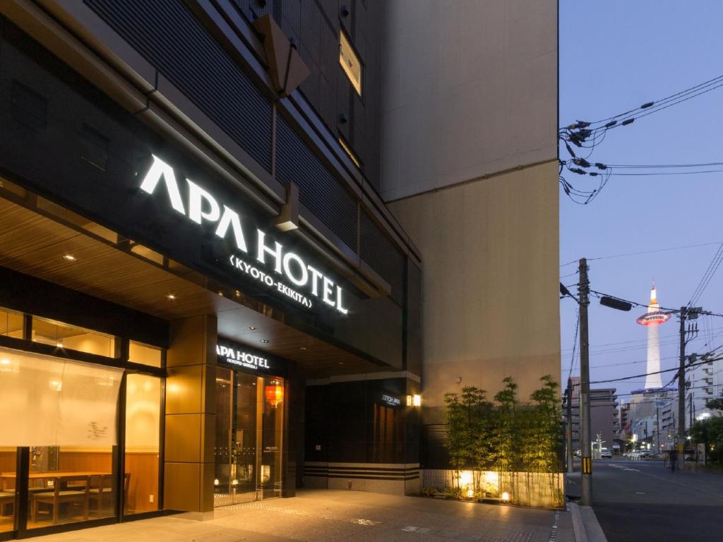 APA Hotel Kyoto Ekikita Non-smoking في كيوتو: محل امام مبنى عليه لافته