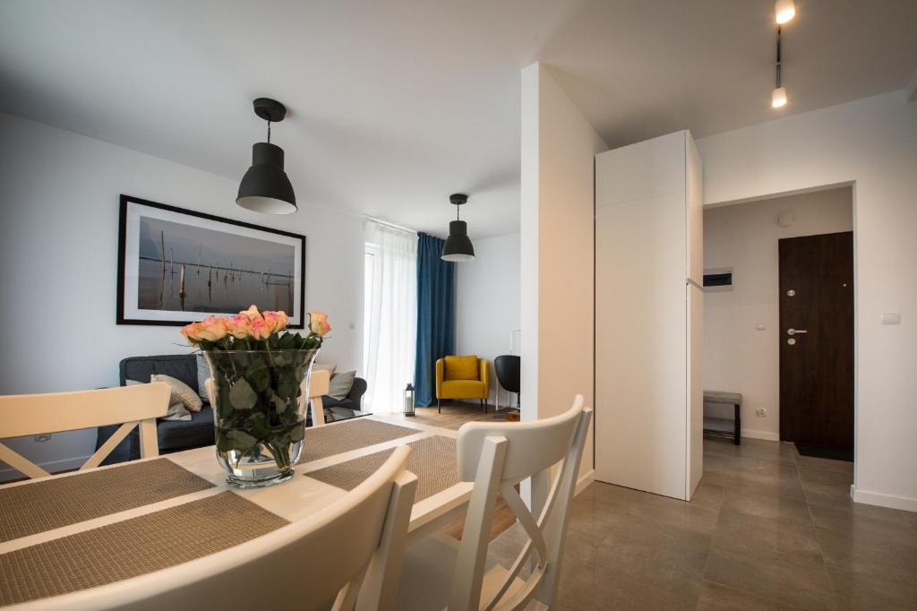 - une salle à manger et un salon avec une table et des chaises dans l'établissement Apartament w Piszu, à Pisz