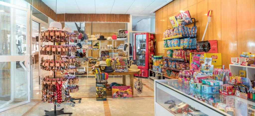 Supermarket nebo jiné obchody v  hotelu nebo okolí