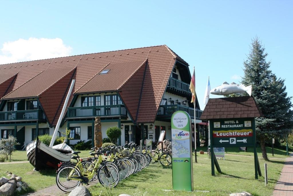 un grupo de bicicletas estacionadas frente a un edificio en Hotel Leuchtfeuer, en Freest