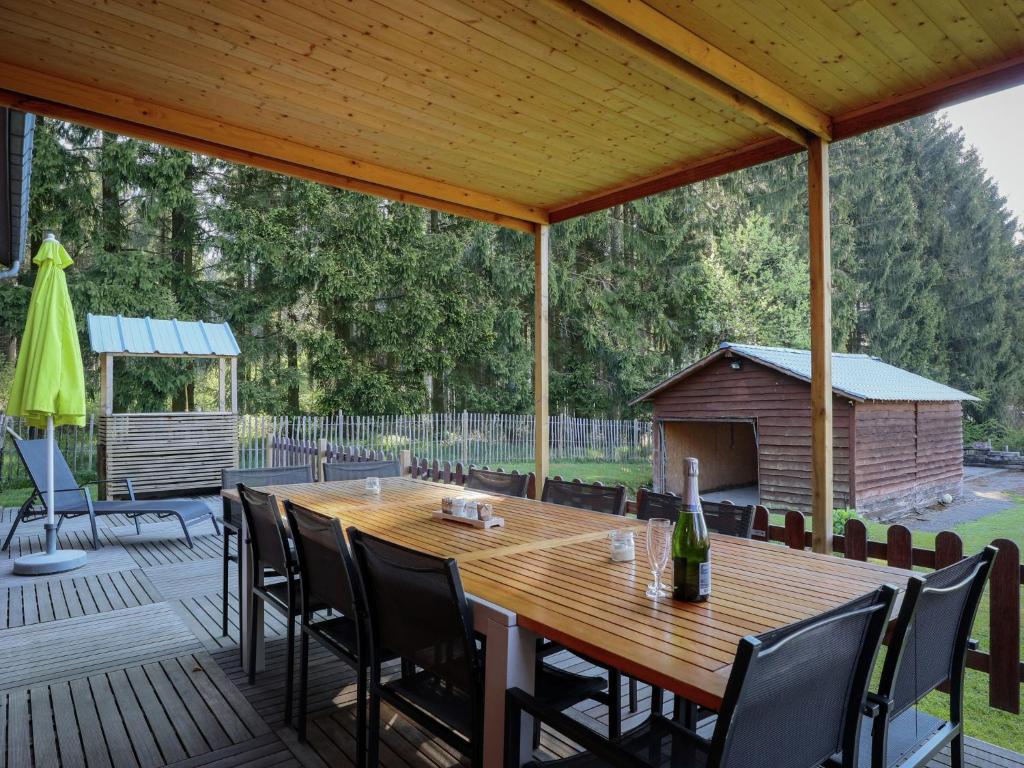 um deque de madeira com uma mesa e cadeiras de madeira em Wooden interior nice garden and quiet situation em Recht