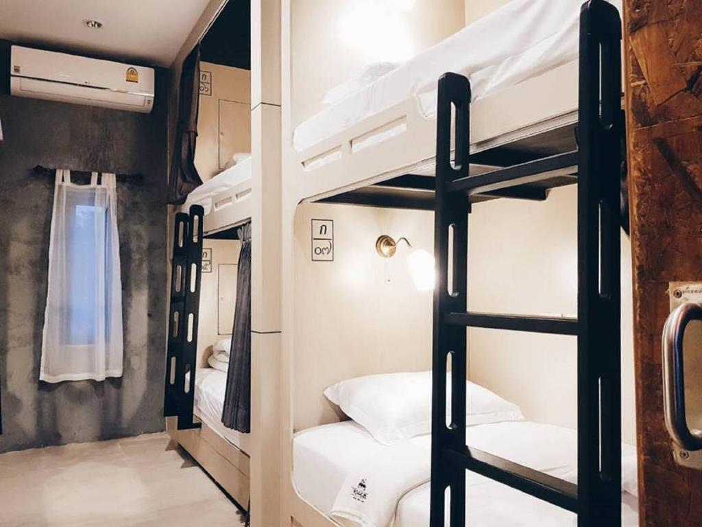 Pokój z 2 łóżkami piętrowymi w hostelu w obiekcie Rowhou8e Hostel Hua Hin 106 w mieście Hua Hin