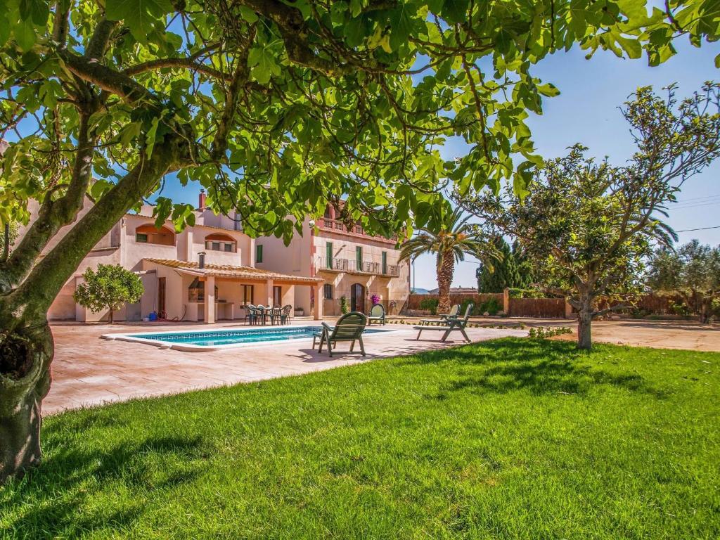 een afbeelding van een huis met een zwembad bij Belvilla by OYO Can Bertu in Sant Pere Pescador