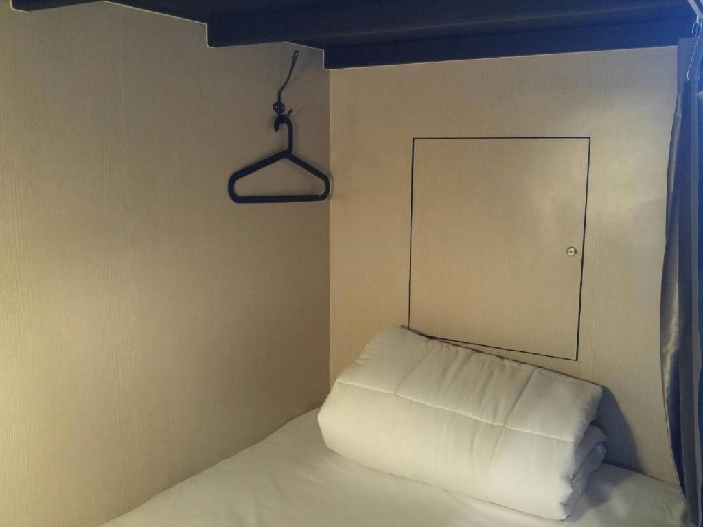 Voodi või voodid majutusasutuse Rowhou8e Hostel Hua Hin 106 toas