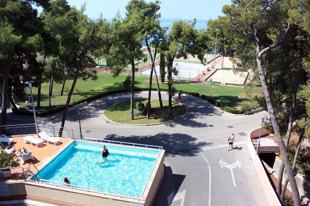 an overhead view of a swimming pool at a resort at Residence Art Split in Podstrana