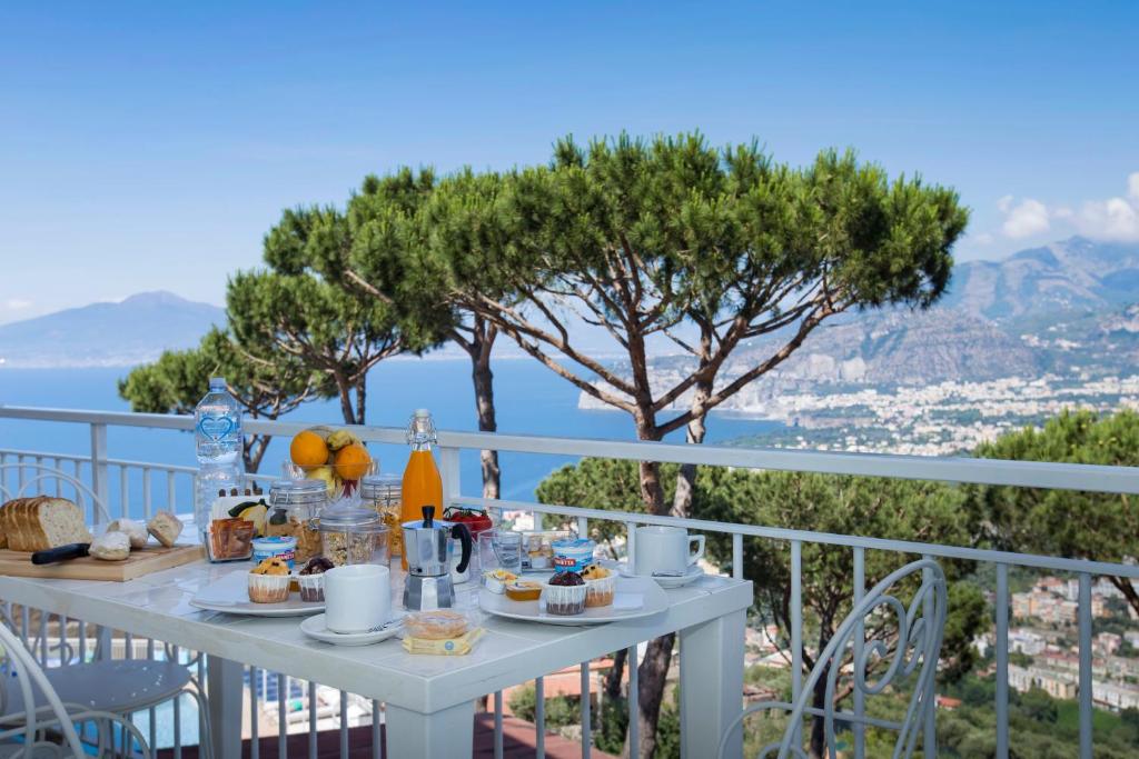 een tafel met eten op het balkon bij Residence Le Terrazze in Sorrento
