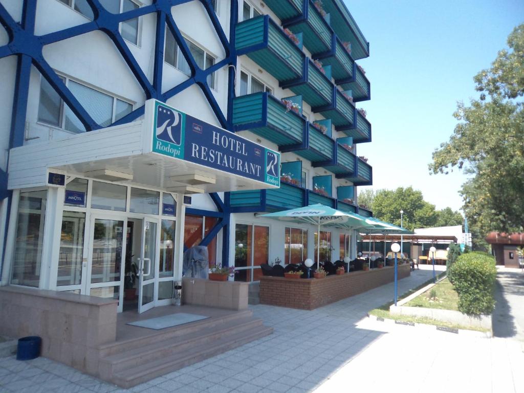 un bâtiment avec un panneau indiquant la rue devant lui dans l'établissement Rodopi Hotel, à Plovdiv