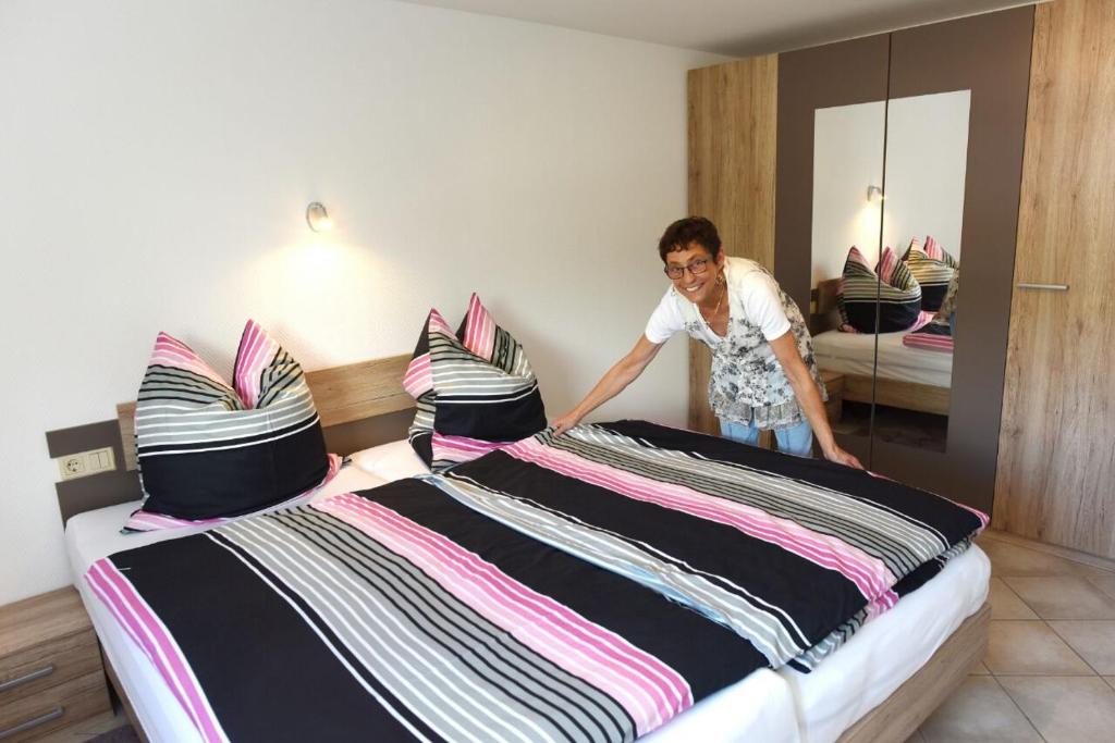 een man maakt een bed op in een kamer bij Beim Schneider in Ormont