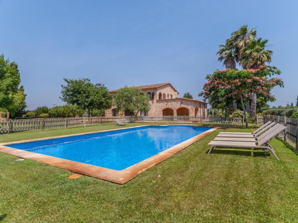 basen w ogrodzie domu w obiekcie Belvilla by OYO Mas Delfi w mieście Sant Pere Pescador