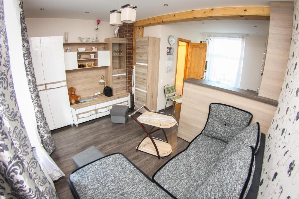 uma sala de estar com duas cadeiras e uma mesa em Sun Boat Apartments em Ventspils