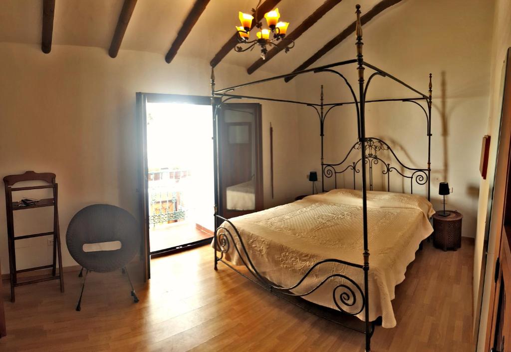 ネルハにあるVilla Carabeoのベッドルーム1室(ベッド1台、椅子、窓付)
