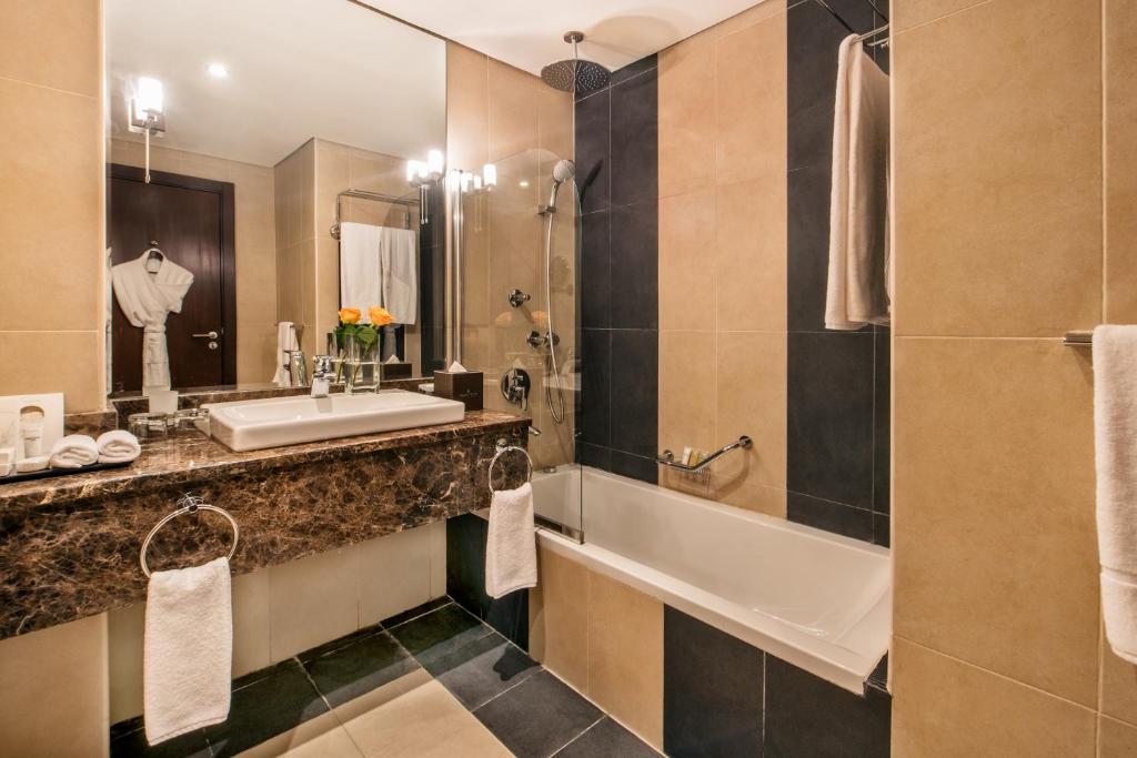 Koupelna v ubytování Golden Tulip Doha Hotel