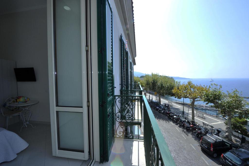 een balkon met uitzicht op een parkeerplaats bij Mavi Apartments in Piano di Sorrento