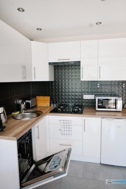 Kuchyňa alebo kuchynka v ubytovaní Warsaw Concierge Polin Apartment