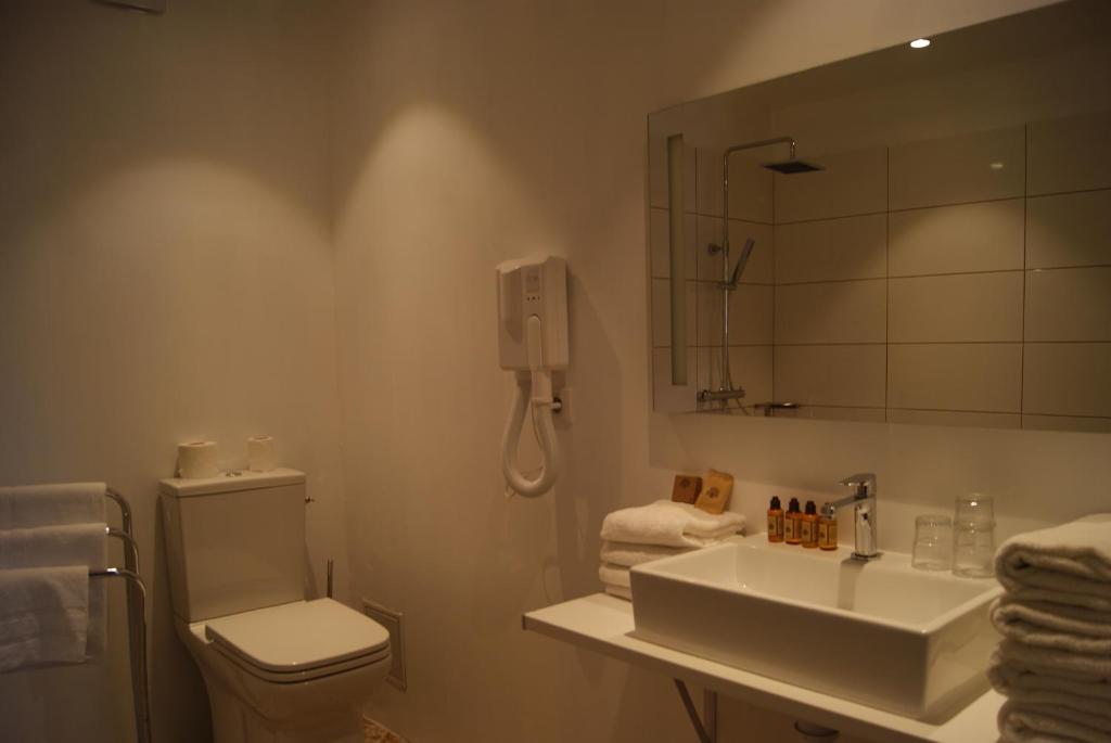 Contact Hôtel Le Minervois - Hôtel & Restaurant Au nord de Carcassonne - Chambre Double Avec Terrasse