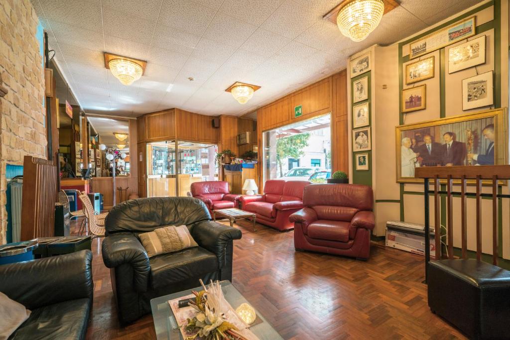 a living room with leather chairs and a couch at Hotel Ristorante Stella in Palestrina