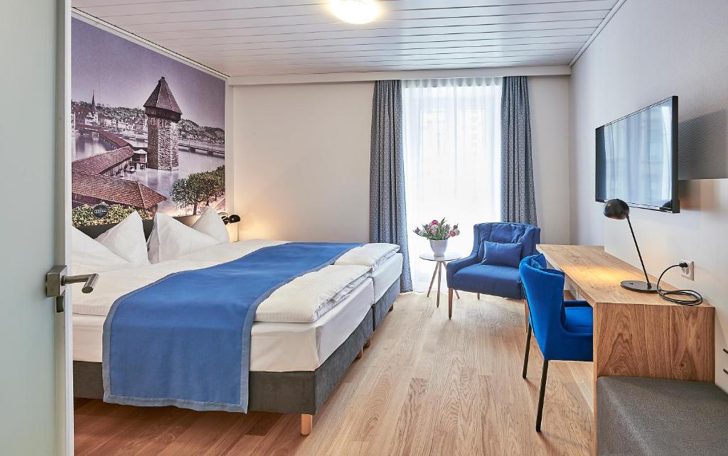Postel nebo postele na pokoji v ubytování Hotel Central Luzern