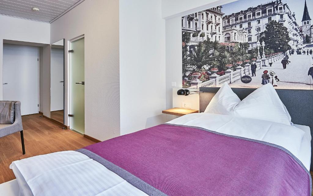 Postel nebo postele na pokoji v ubytování Hotel Central Luzern