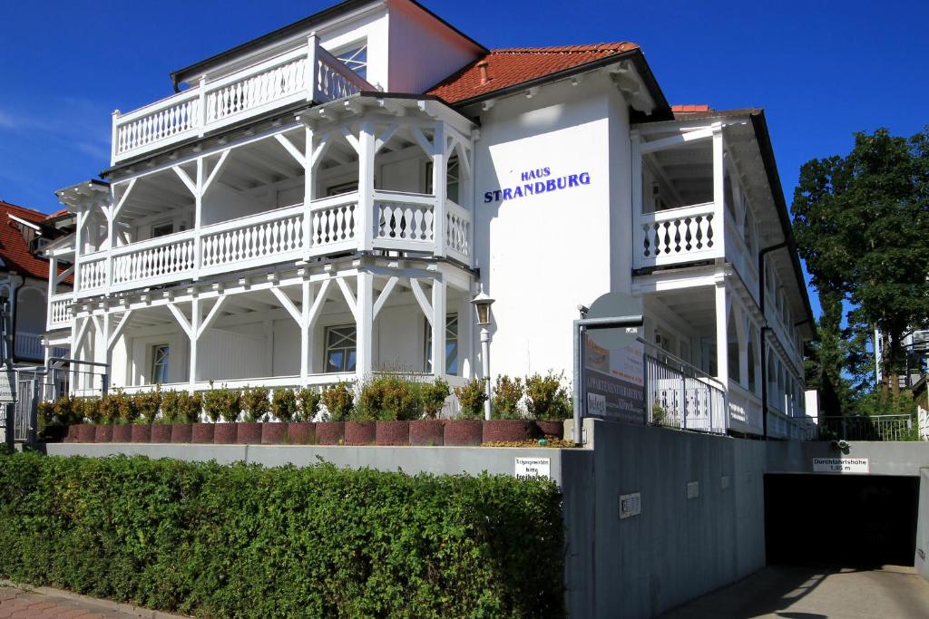 un edificio blanco con balcón en la parte superior en Haus & Villa Strandburg by Rujana, en Binz
