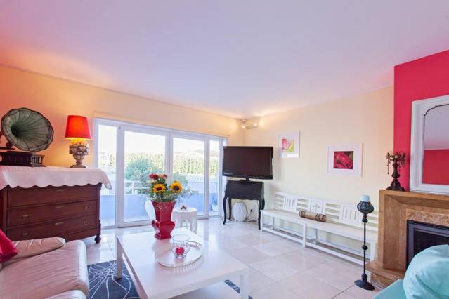 Una sala de estar con un sofá y una chimenea. en CAMINHOS DE SANTIAGO - VillaMaria BEACH HOUSE, en Leça da Palmeira