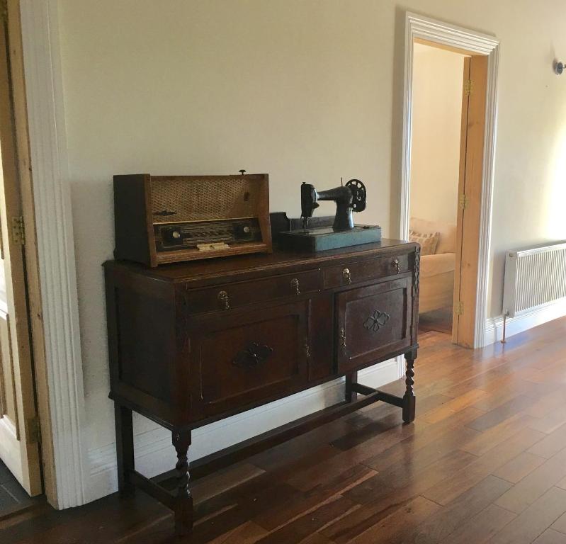 a sewing machine on top of a dresser in a room at Burrowlodge in Kilfenora