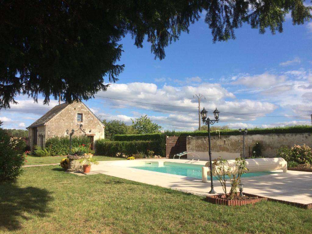 una piscina en el patio de una casa en La Récré, en Restigné