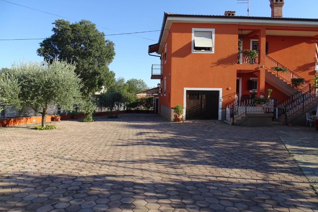 Budova, v ktorej sa apartmán nachádza