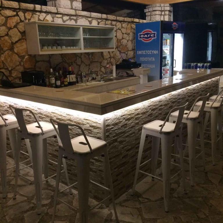 Lounge o bar area sa Villa Nestoras