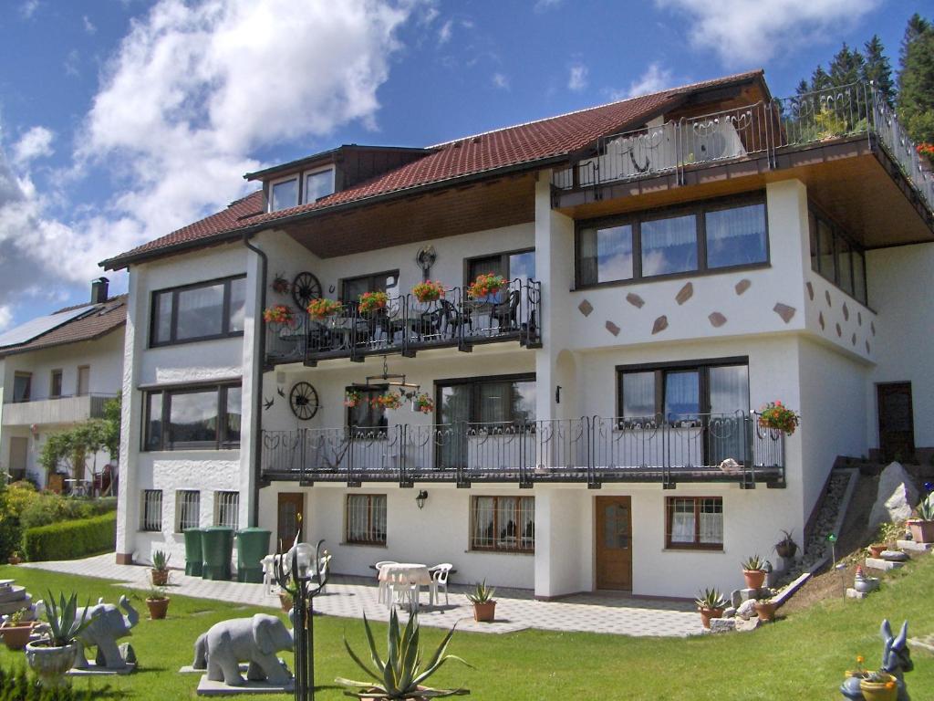 Großes weißes Haus mit Balkon in der Unterkunft Grubstuben in Schonach