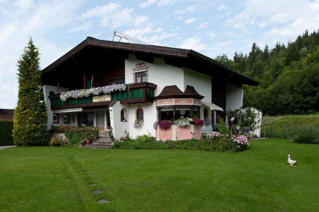 ein Haus mit einem grünen Garten davor in der Unterkunft Haus Moosbrugger in Reutte