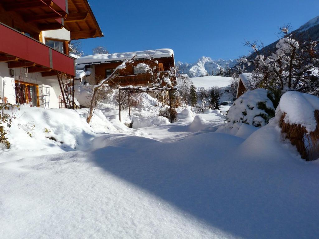 una pila de nieve delante de una casa en Apart Annelies, en Kauns