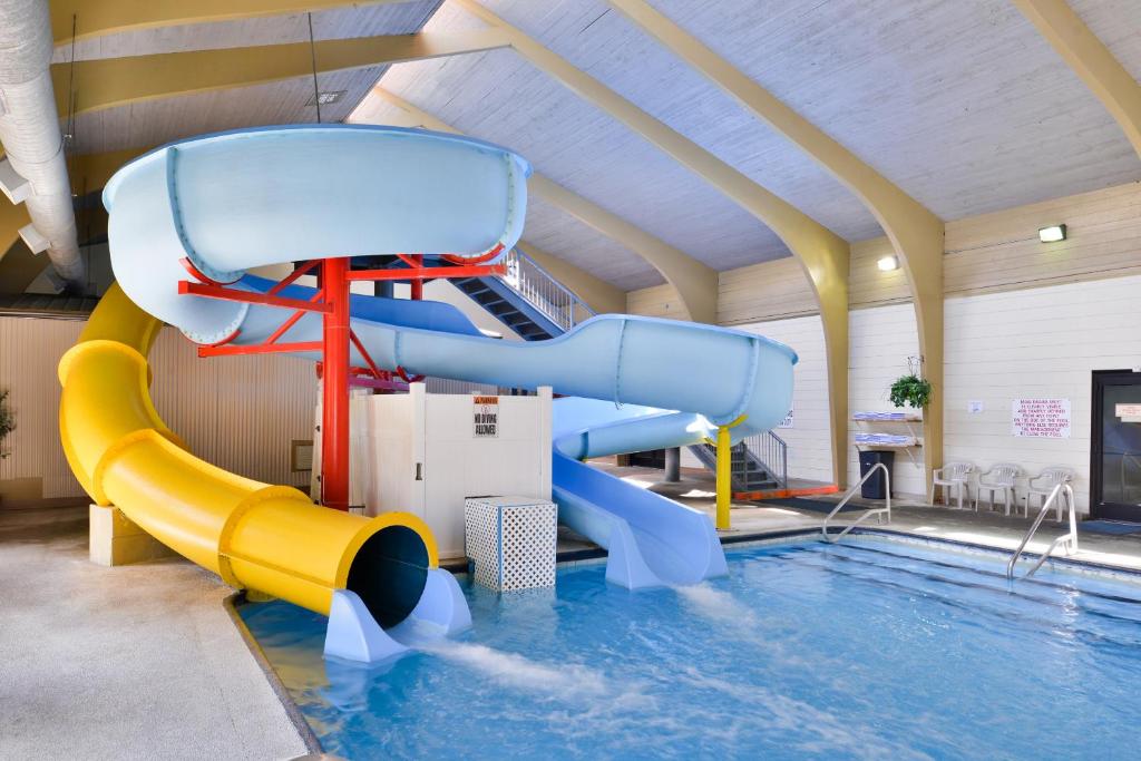 - une piscine avec toboggan dans l'établissement Billings Hotel & Convention Center, à Billings