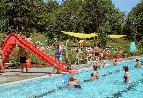 um grupo de pessoas brincando em uma piscina em Gasthof Schwarzer Bär em Kastl