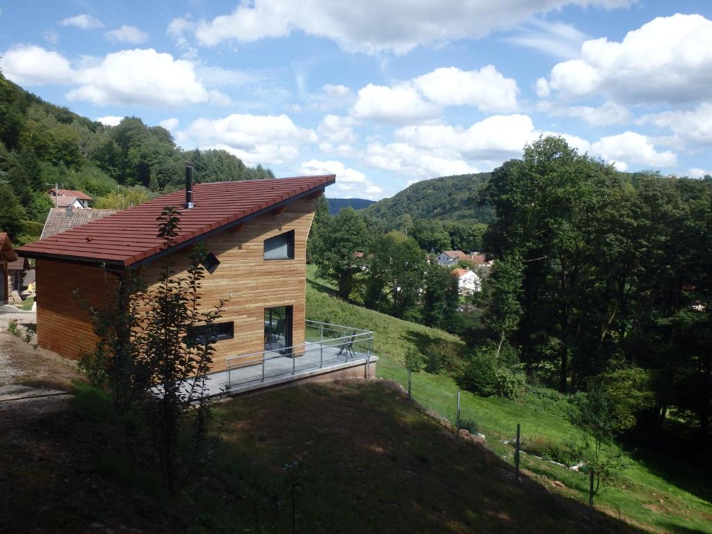 ein kleines Gebäude auf einem Hügel mit Aussicht in der Unterkunft Cora Venez in Saint-Bresson