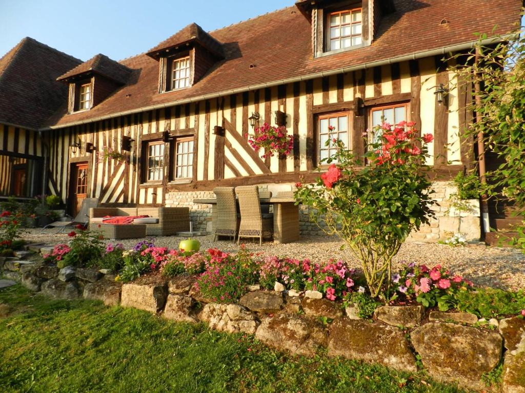 una casa con un ramo de flores delante de ella en Le Pressoir, en Beuvron-en-Auge