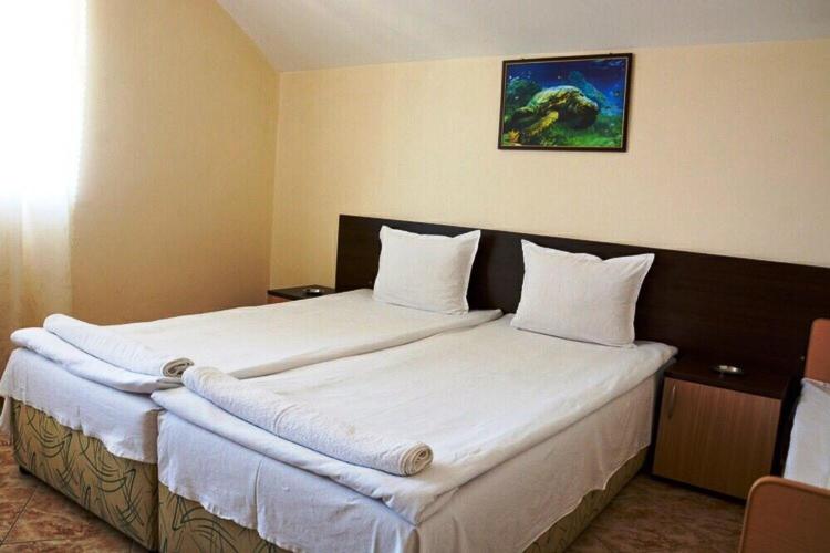 アヘロイにあるGuest House Jumboのベッドルーム1室(大型ベッド1台、白いシーツ、枕付)