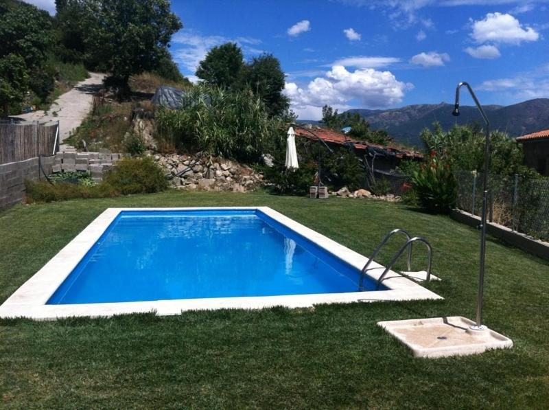una pequeña piscina en el patio de una casa en Casa Rural Puria, en Rebollar