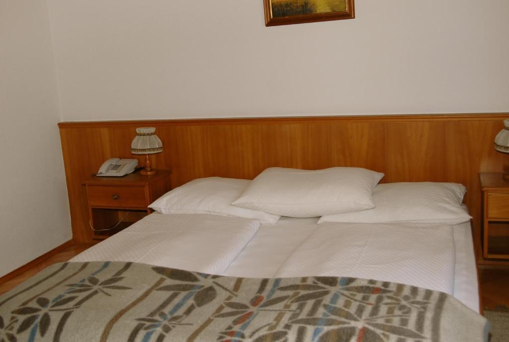 Postel nebo postele na pokoji v ubytování Hotel Velden Bacherlwirt